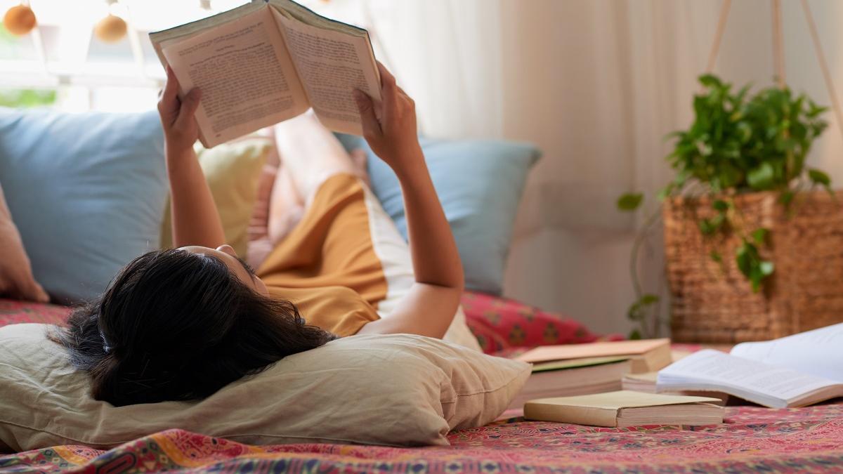 La lectura estimula la actividad cerebral y fortalece las conexiones neuronales.