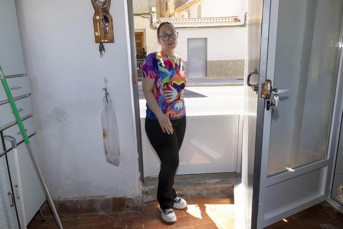 Ana Moreno, vecina de la calle Begastri, en su puerta donde ha tenido que colocar un tablacho