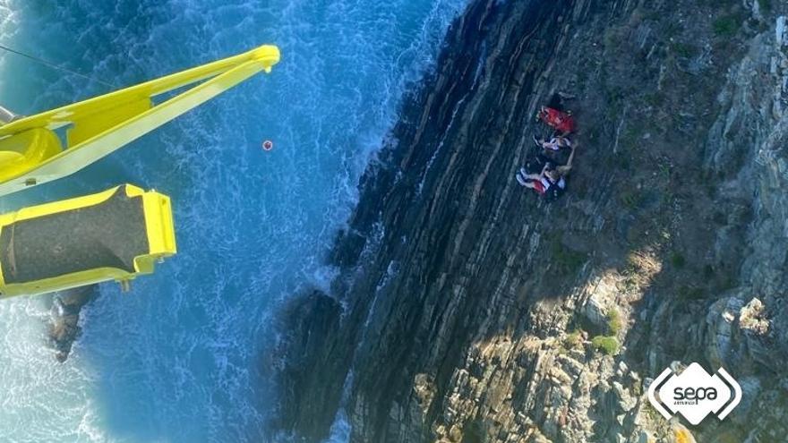 Rescatan en helicóptero a tres alemanes atrapados en un islote junto al puerto de Cudillero