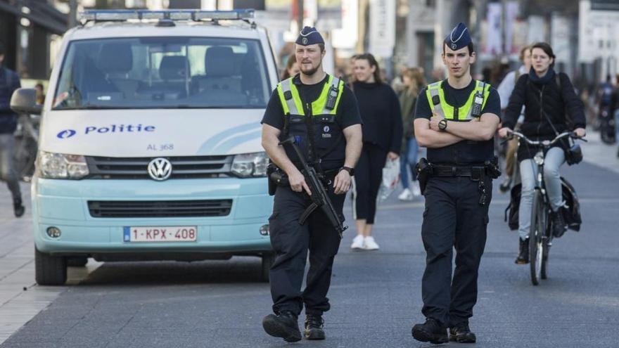 Policías patrullan las calles de Amberes tras el suceso.