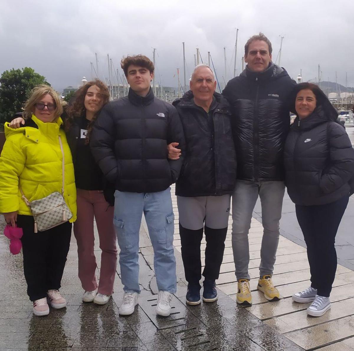 Por la izquierda, Virginia Lario, Julia Lario, Íñigo Lario, Jesús Miguel Lario, Manuel Lario y Julia Jiménez, en el puerto de Gijón. | O. L.