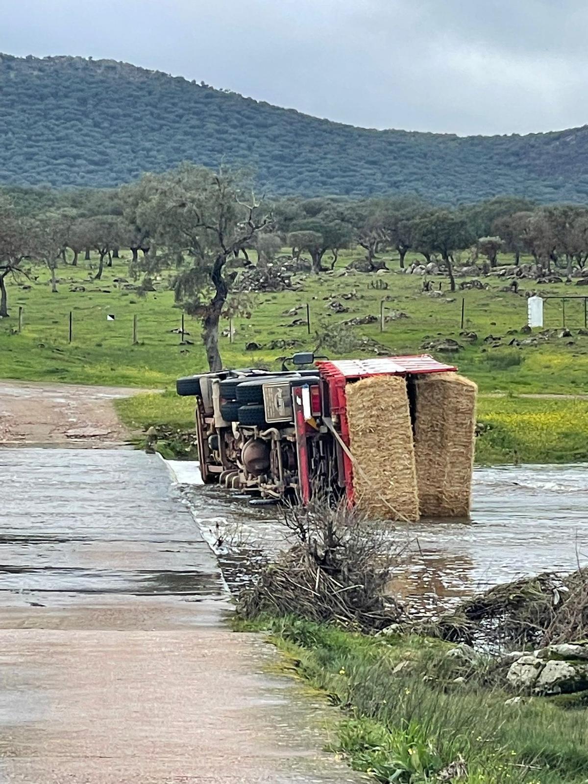 El instante del vuelco del camión.