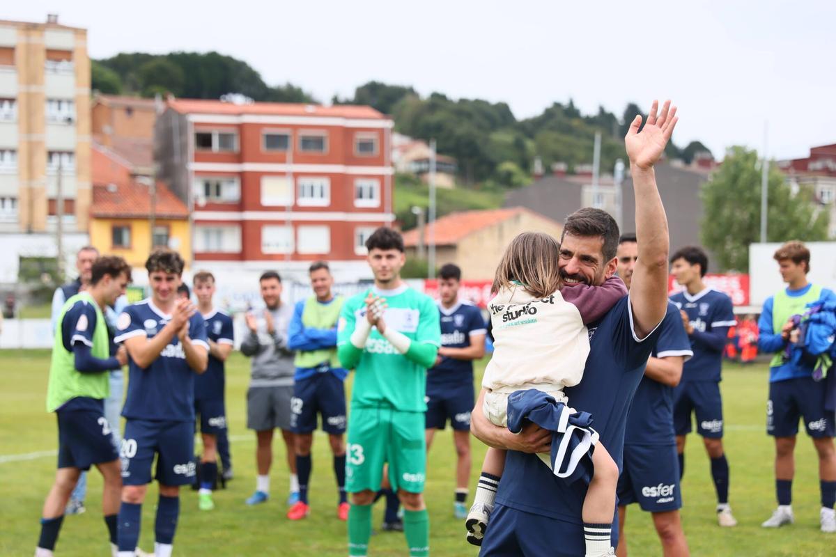 Pedro Orfila con su hija tras el partido