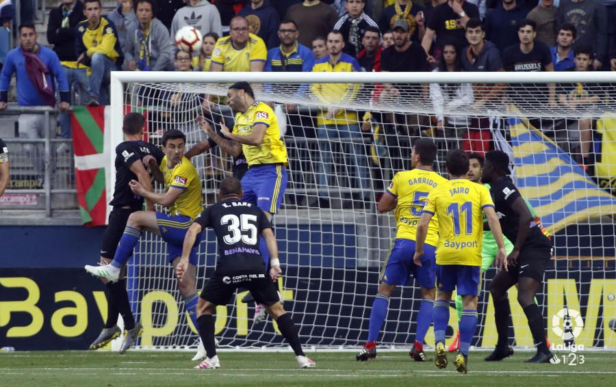 N'Diaye, en un buen contragolpe malaguista adelantó a los de Víctor Sánchez del Amo en la primera mitad y Ager Aketxe, en un gran lanzamiento de falta, igualaría el encuentro mediada la primera parte.