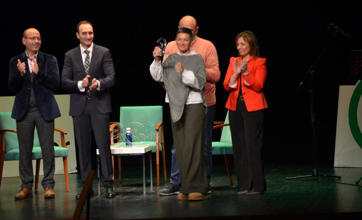 Mari Paz de Castro recogiendo su reconocimiento. | E. P.