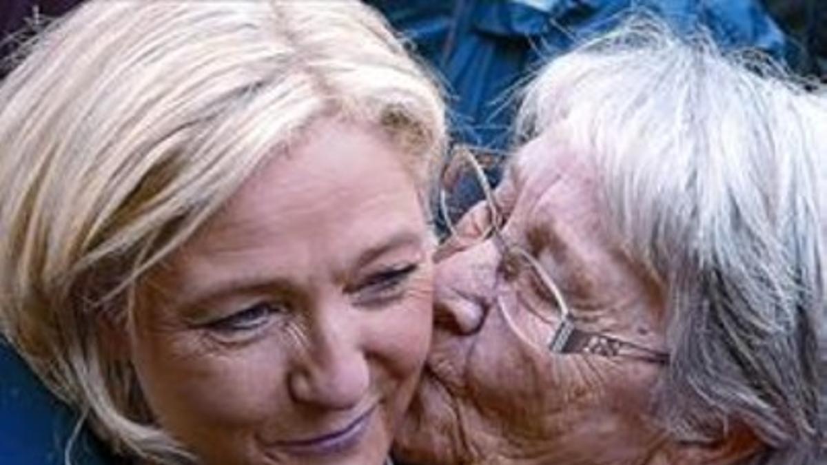 La presidente del Frente Nacional, Marine Le Pen, saluda a una simpatizante en Brachay.