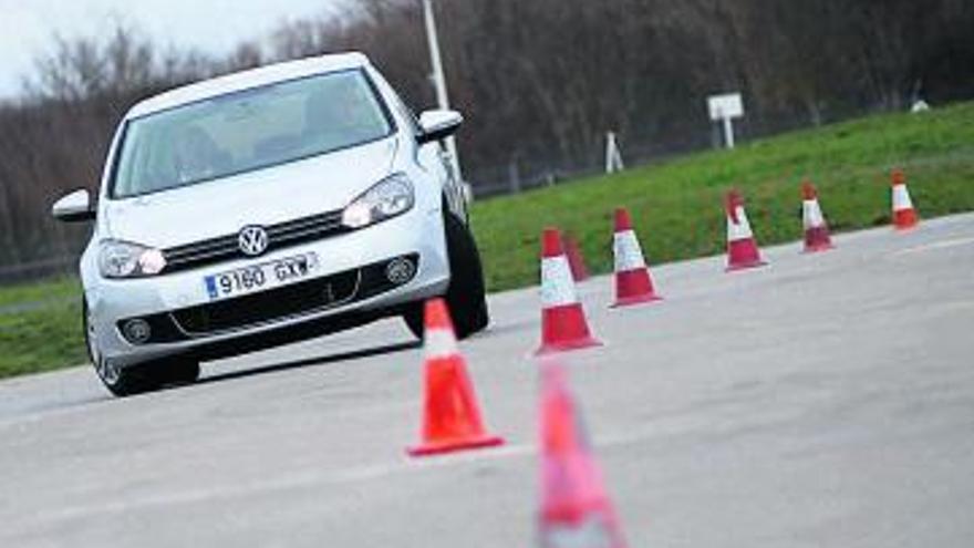 Slalom con neumáticos de invierno.