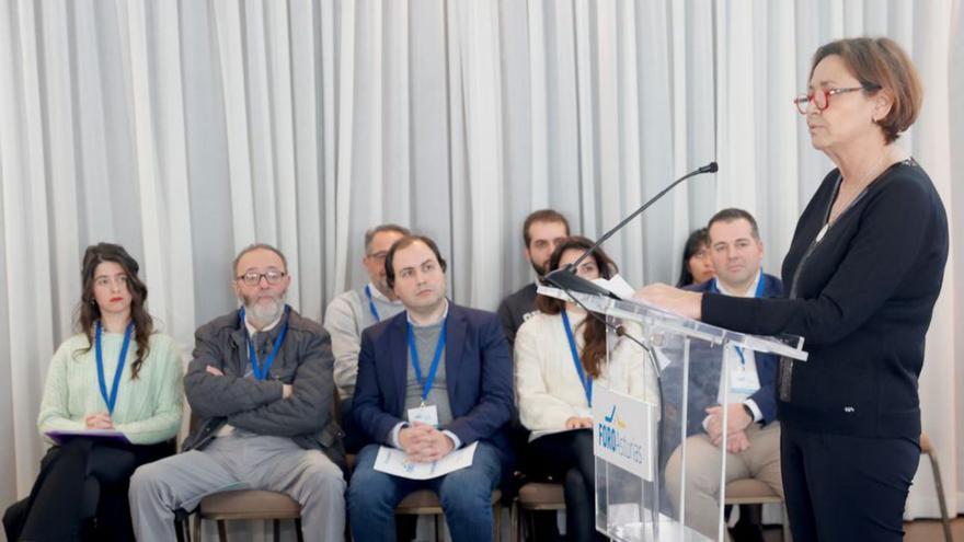 Carmen Moriyón, ayer, durante el congreso de Foro Oviedo, ante la mirada de Carlos Suárez, candidato del partido en la capital asturiana, al fondo a la derecha. | Miki López