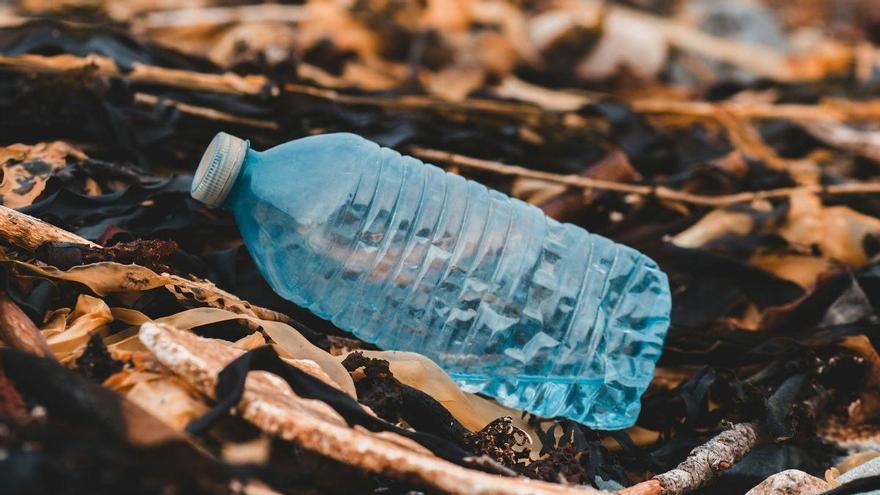 Las microburbujas del agua liberan microplásticos asociados a daños cardiovasculares y cerebrales