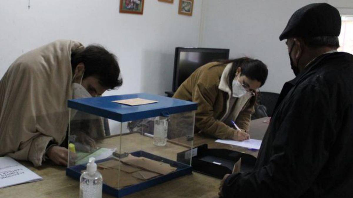 Miembros de la mesa muy abrigados en el colegio electoral de Otero de Bodas