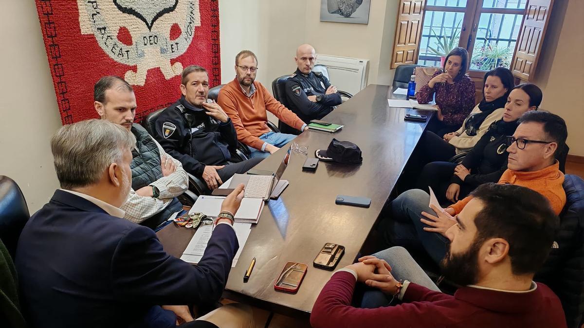 Reunión con representantes de la Policía Local en el Ayuntamiento de Plasencia.
