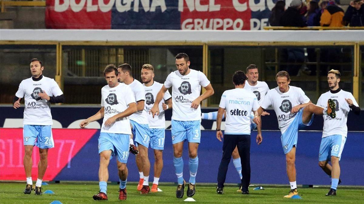 Jugadores del Lazio calientan con una camiseta que reza 'No al antisemitismo'.