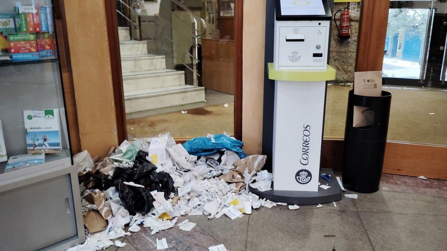 La huelga de limpieza en Correos: baños que limpia el personal y papeles por todas partes