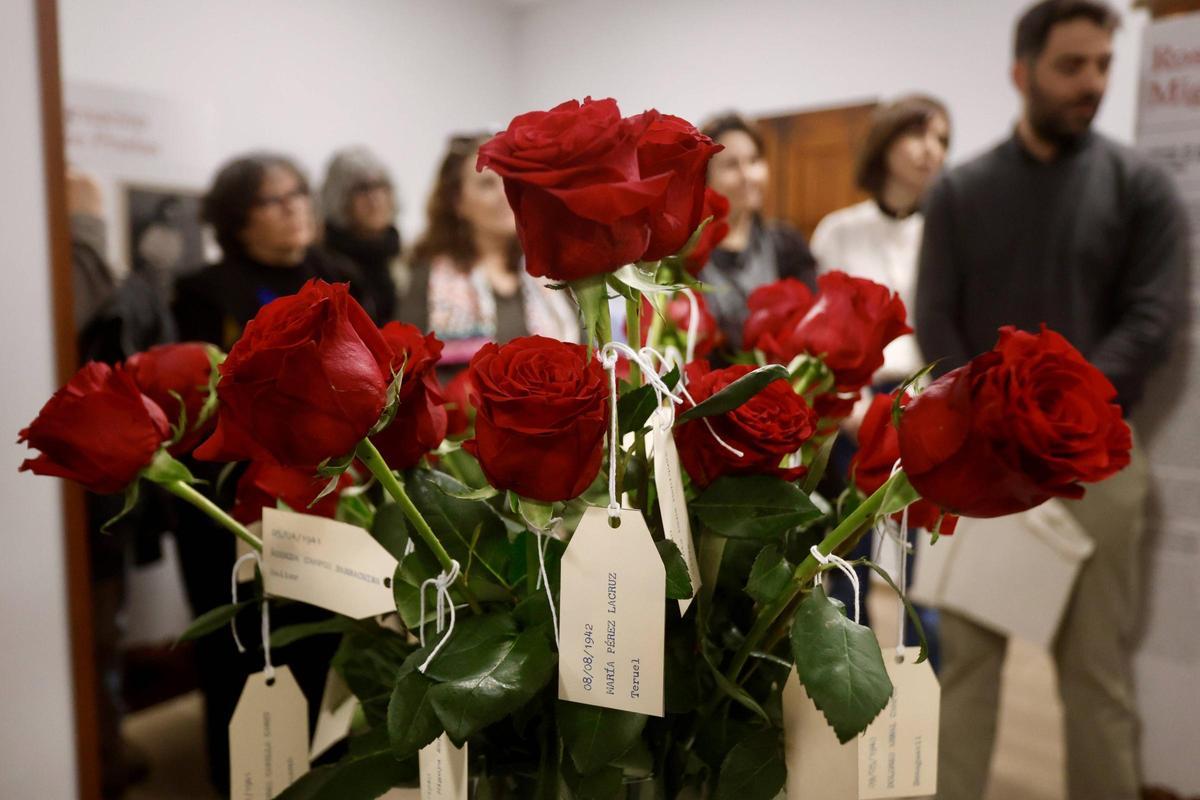 Los nombres de las 20 mujeres víctimas del franquismo representadas con rosas.