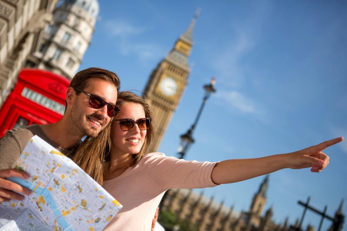 Archivo - Turistas en Londres.
