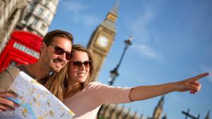 Archivo - Turistas en Londres.