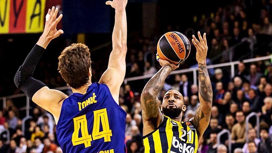 Derrick Williams lanza a canasta durante un partido con el Fenerbahce.