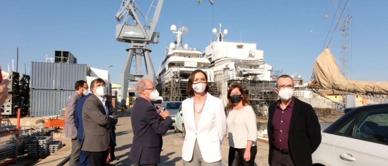 Juan Pedro Yllanes y Francina Armengol, junto a la ministra de Industria, Reyes Maroto.