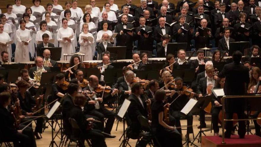 El maestro Tugan Sokhiev, ayer, guiando a la orquesta durante el concierto de Oviedo.