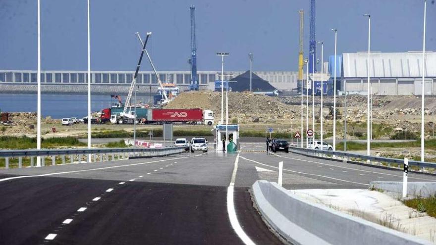 Vista del tramo final de la autovía de Langosteira, que acaba en el control de acceso del puerto exterior.
