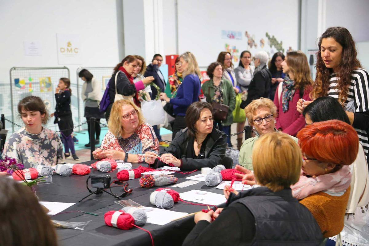 Asistentes del Handmade Festival en un taller de punto.