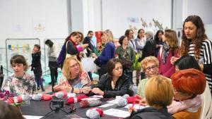 Asistentes del Handmade Festival en un taller de punto.