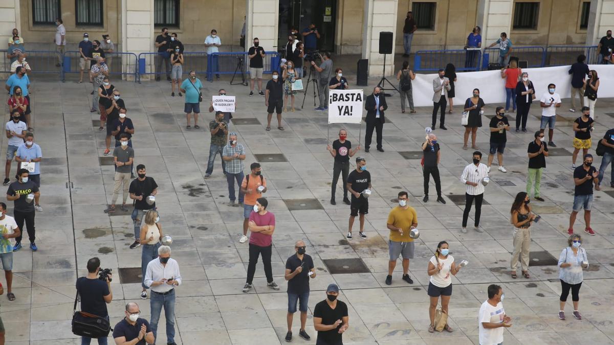 Un instante de la protesta de la hostelería frente al Ayuntamiento