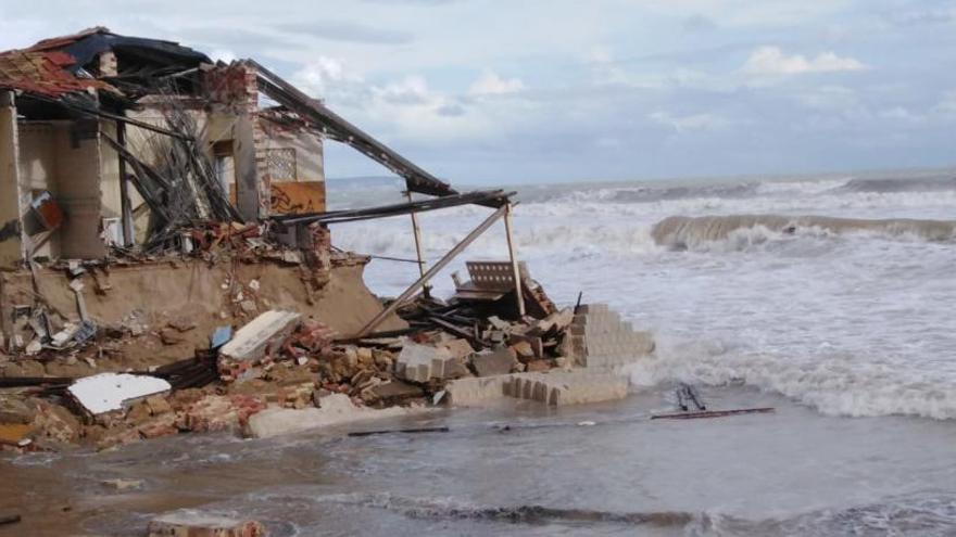 Una de las casas de playa Babilonia ha quedado destruida por la fuerza de las olas.