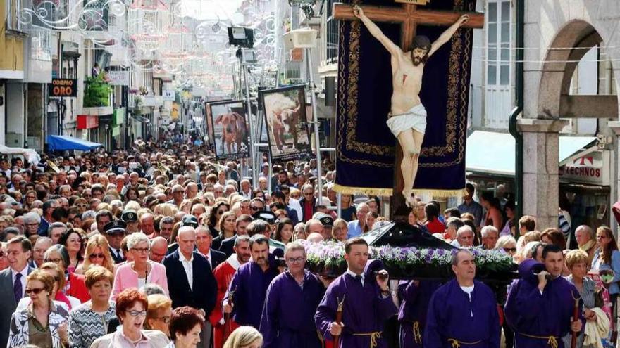 La procesión recorrió transcurrió por la calle peatonal del casco urbano porriñés. // A. Hernández