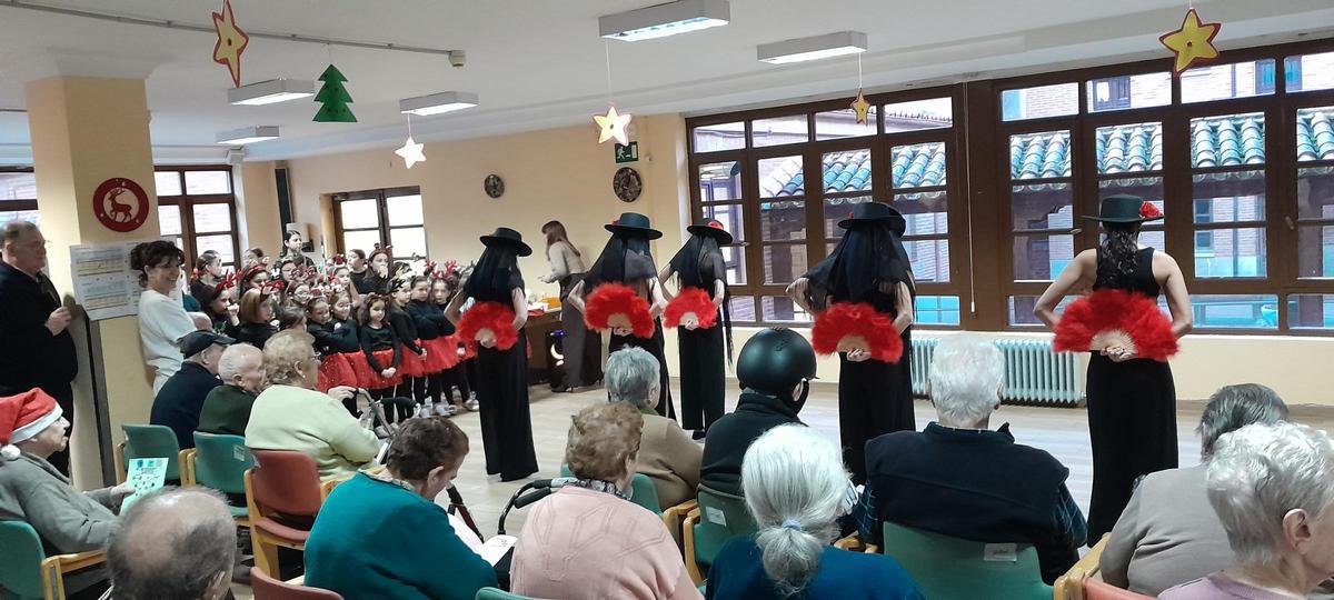 GALERÍA | Las alumnas de Sandra Iglesias bailan para los "abuelos" de la residencia Virgen del Canto de Toro GALERÍA | Las alumnas de Sandra Iglesias bailan para los "abuelos" de la residencia Virgen del Canto de Toro