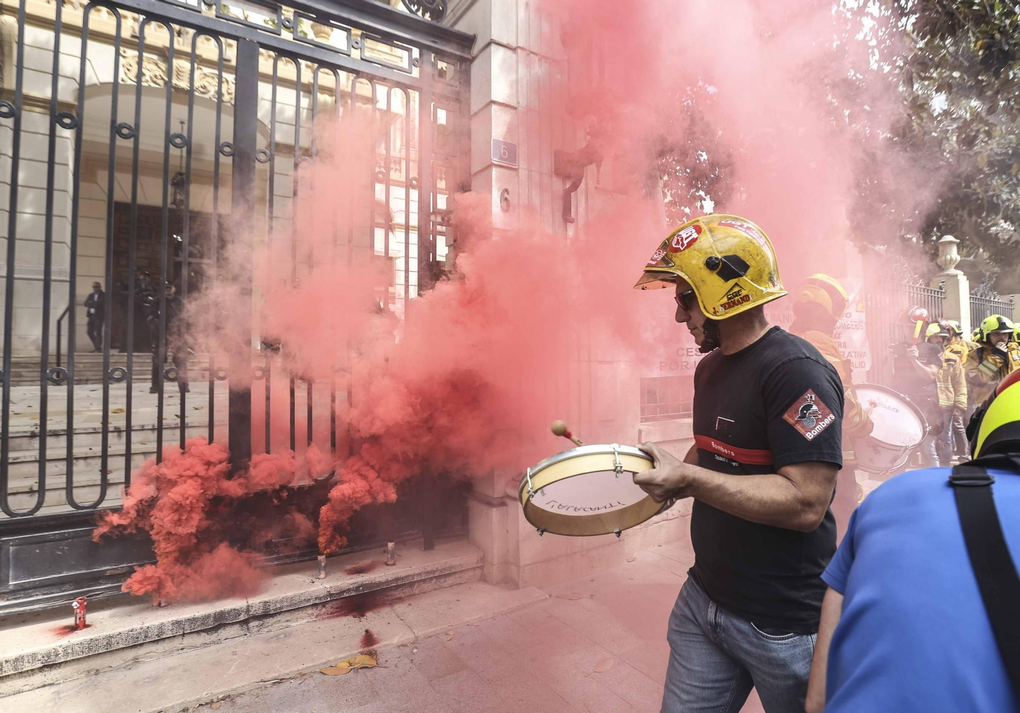 Protesta de los bomberos frente a la Diputación de Alicante