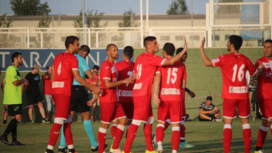 Los jugadores del Cartagena celebran uno de los goles