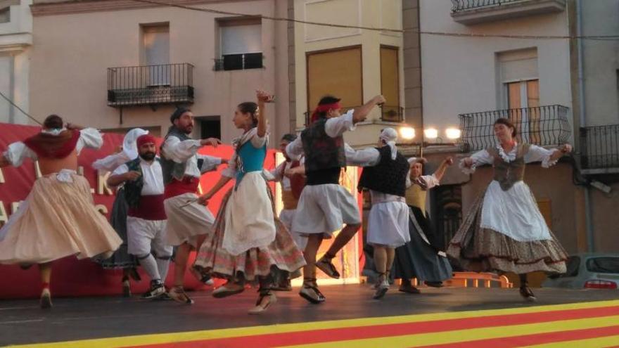 El Grup de Danses Sant Jordi en plena actuación