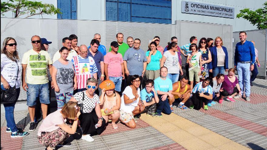 Visita de usuarios del centro ocupacional de San Bartolomé a los archivos municipales.