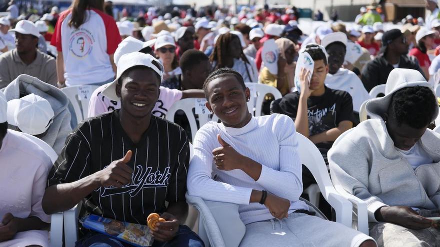 Asistentes al acto del papa León XIV en el muelle de Arguineguín (Gran Canaria)