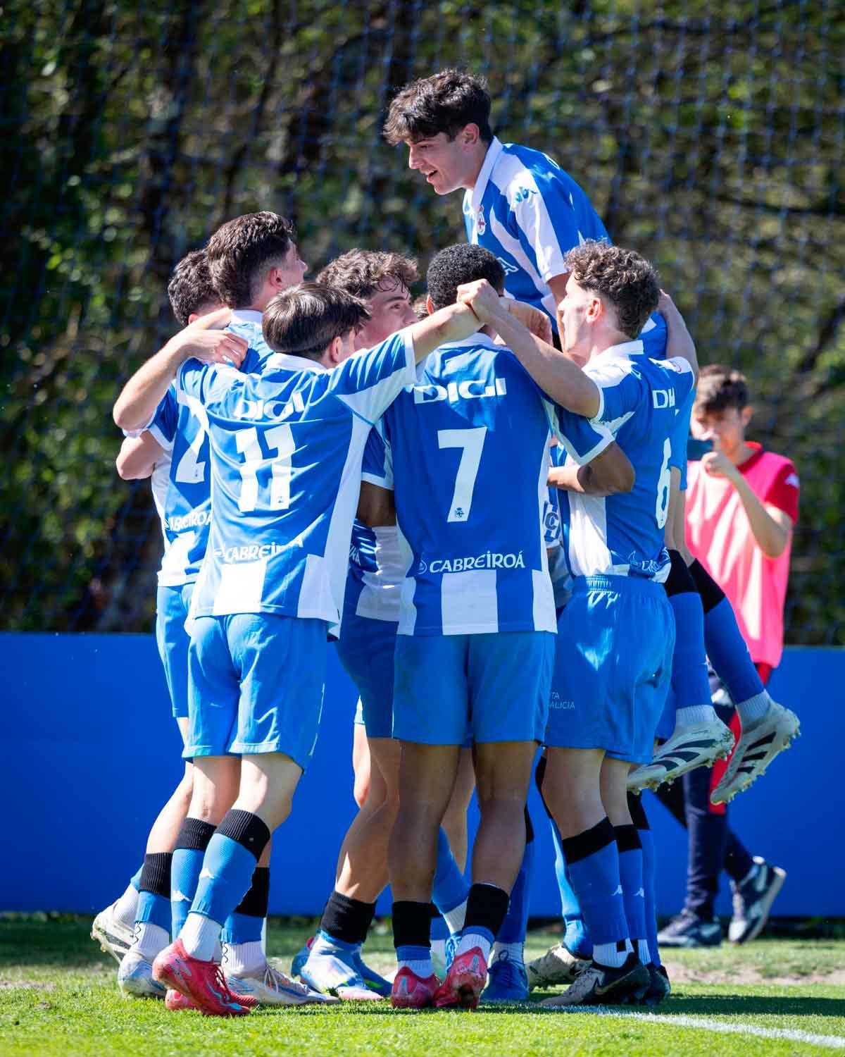 Los jugadores del Juvenil A del Deportivo celebran uno de los goles marcados hace unos días frente al Oviedo.