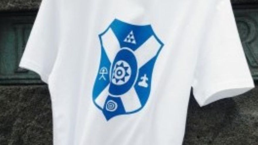 El CD Tenerife la lía con la camiseta del Día de Canarias: críticas de apropiación cultural por añadir un símbolo de otra provincia española