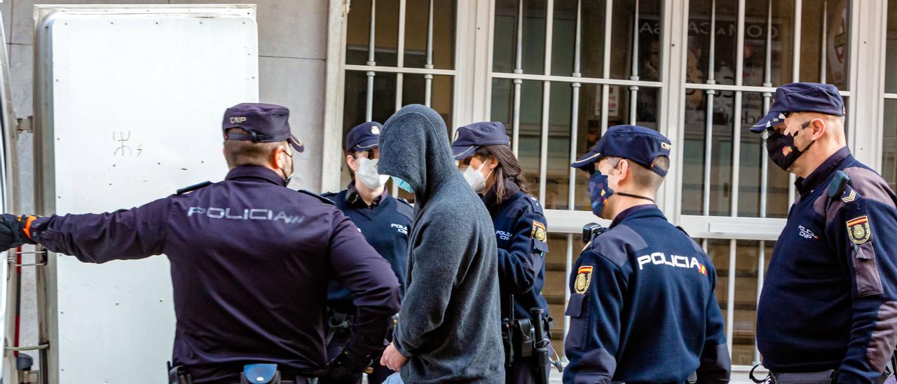 La Policía de Benidorm traslada a uno de los detenidos por la trama rusa de blanqueo.