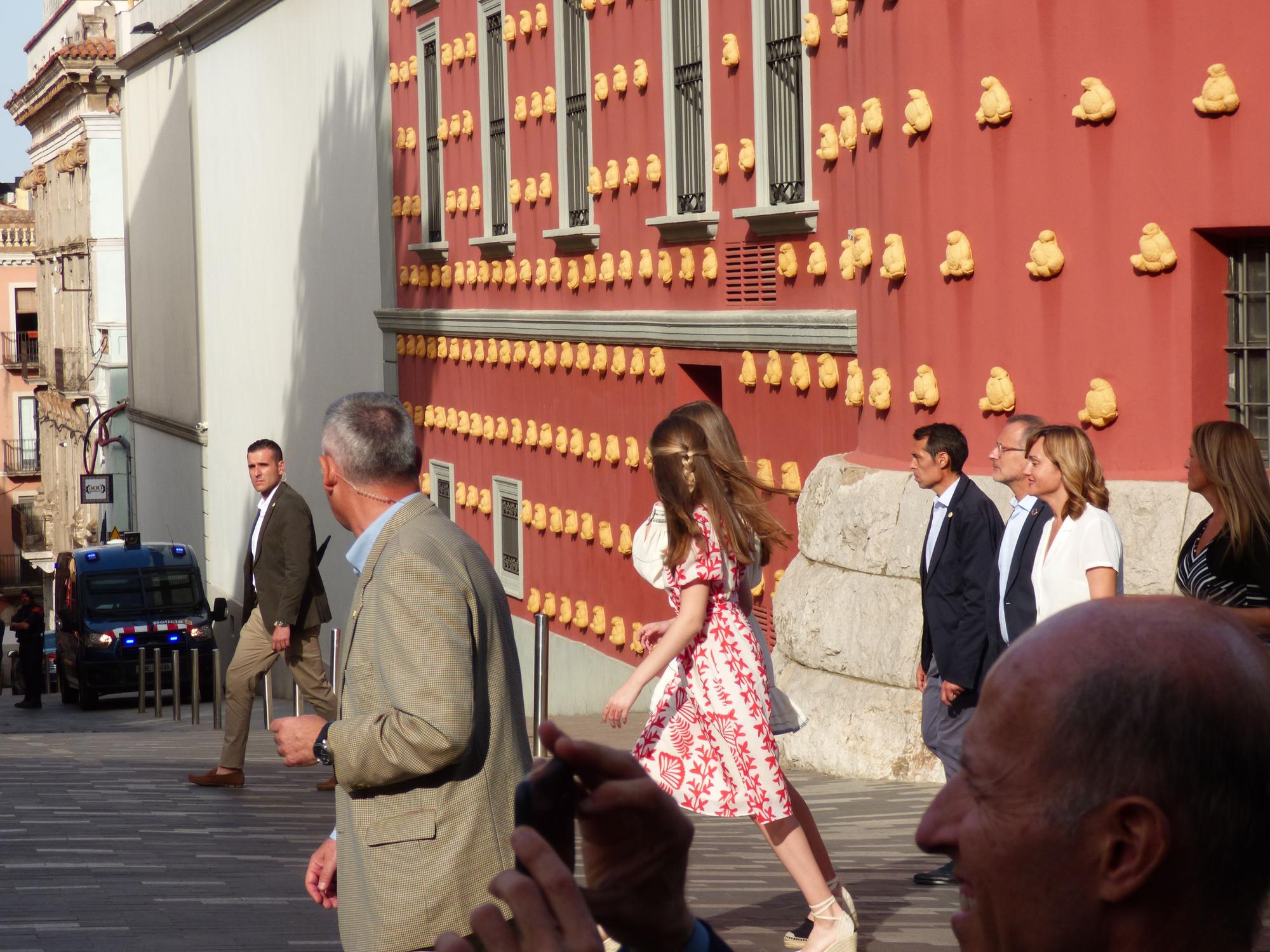 La princesa Elionor i la infanta Sofia rebudes a Figueres amb manifestants favorables i contraris