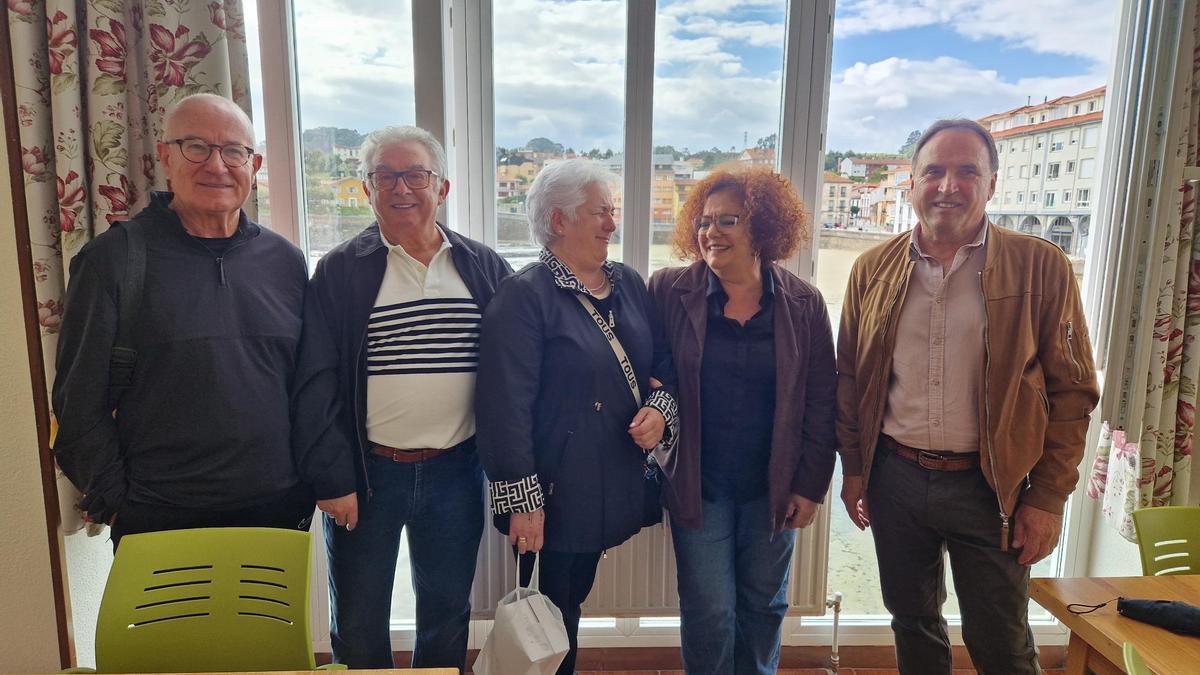 La consejera, con usuarios del centro luanquín.