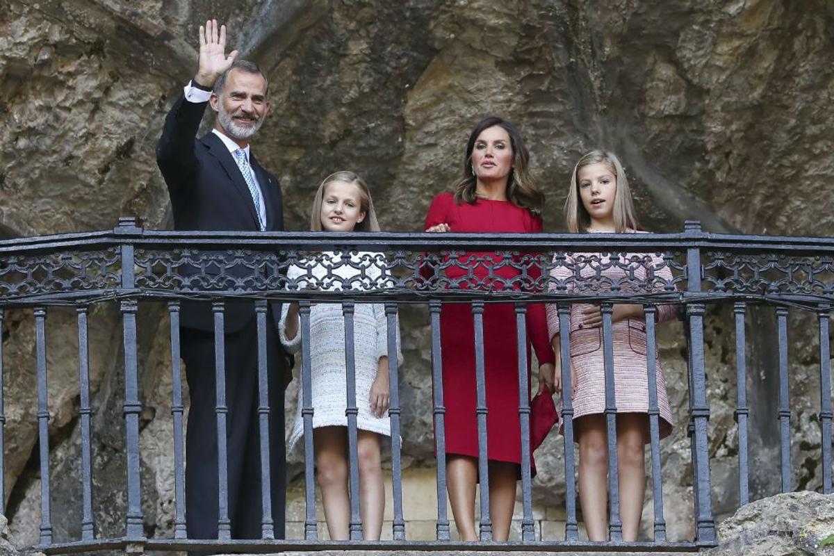 El Rey Felipe saluda junto a su mujer y sus hijas en su visita a Covadonga