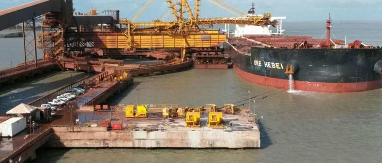 El &quot;Ore Hebei&quot;, de 360 metros de eslora, en São Luis do Maranhao, con las maquinillas en primer término. // FdV