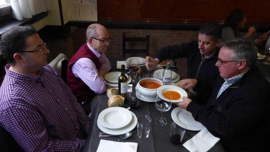 Secundino Espina, David García, Miguel Cuesta y Luis Miguel Suárez, con el plato de sopa de cocido.