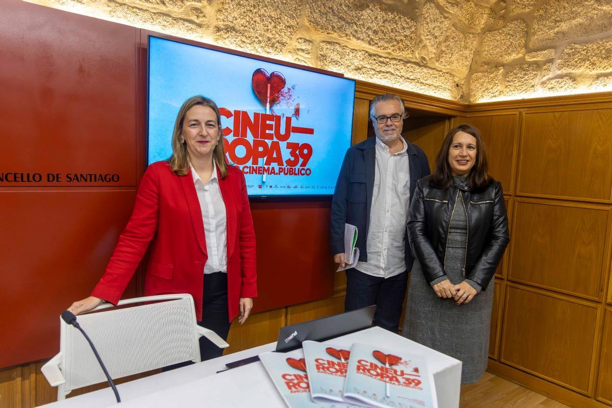 O director de Cineuropa, José Luís Losa, xunto á concelleira de Capital cultural, Míriam Louzao, e a deputada de Cultura pola Coruña, Natividade González