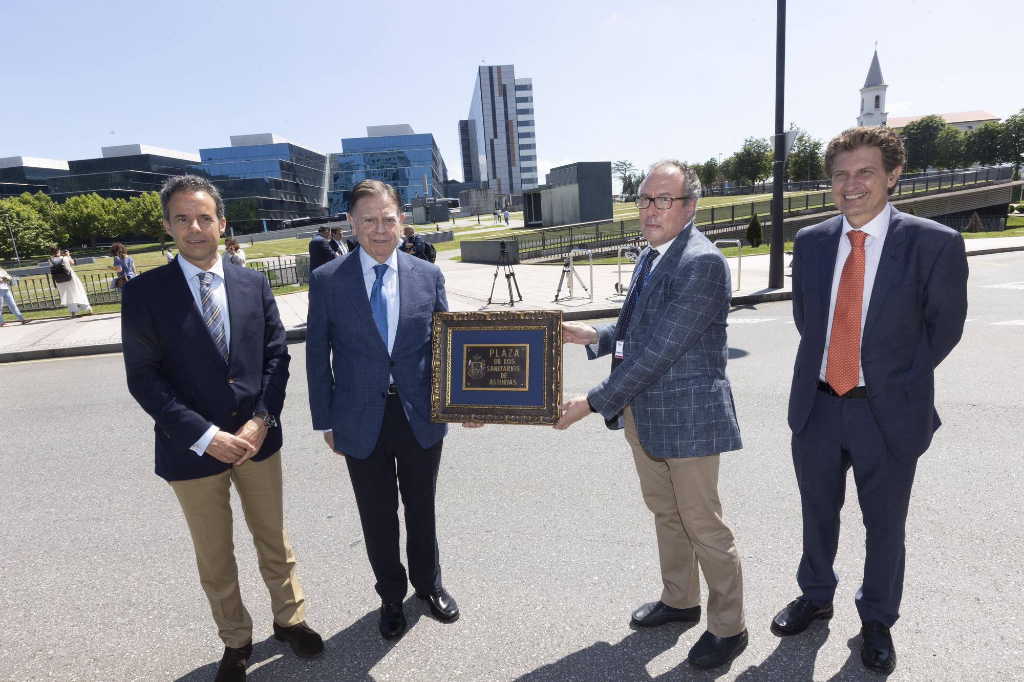 EN IMÁGENES: Jaime Baladrón, fundador y director del Curso MIR Asturias, estrena calle en Oviedo