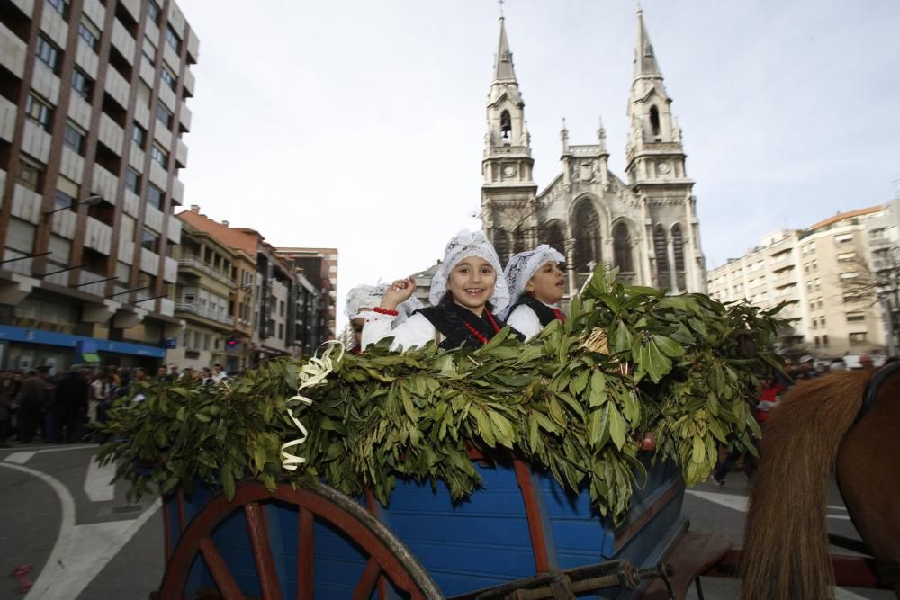 Desfile de carrozas el Lunes de Pascua en Avilés