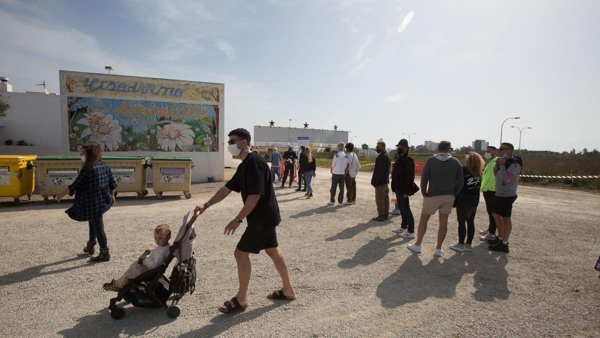 Una Imagen Del Mercadillo De Sant Jordi