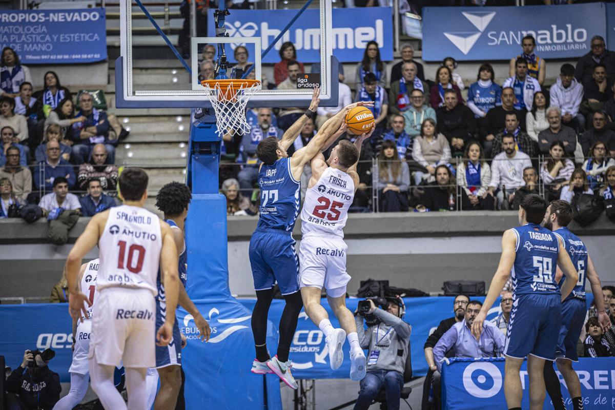 Ethan Happ, en la acción de uno de sus tapones en el partido ante el Baskonia.