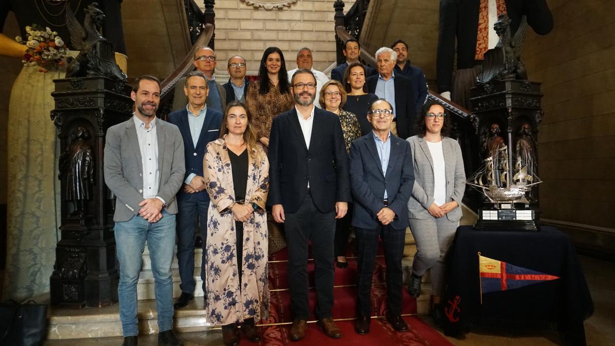 El alcalde Hila, portavoces municipales y representantes del sector náutico, este martes.