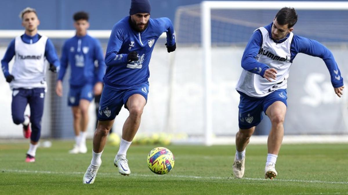 Luis Muñoz, en un entrenamiento del Málaga CF junto a Ramón.